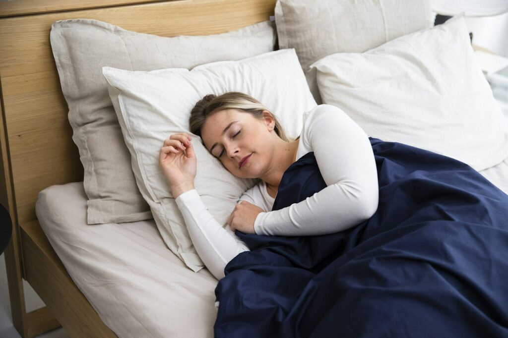 Frau schläft entspannt im Bett