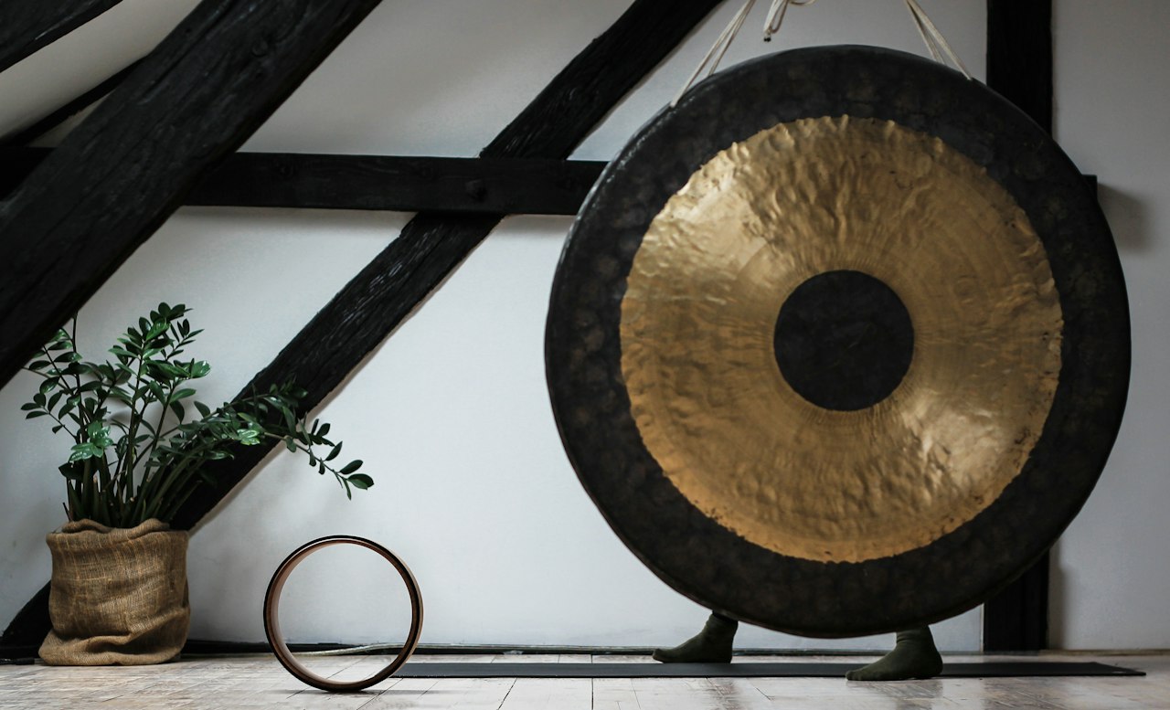 Großer Gong in hellem Raum