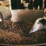 Frisch geröstete Kaffeebohnen in einer Kaffeerösterei