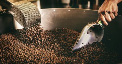 Frisch geröstete Kaffeebohnen in einer Kaffeerösterei