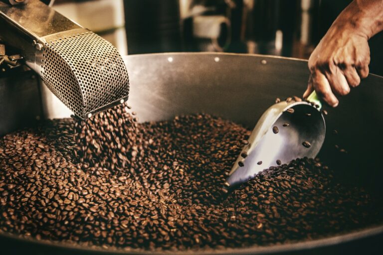 Frisch geröstete Kaffeebohnen in einer Kaffeerösterei